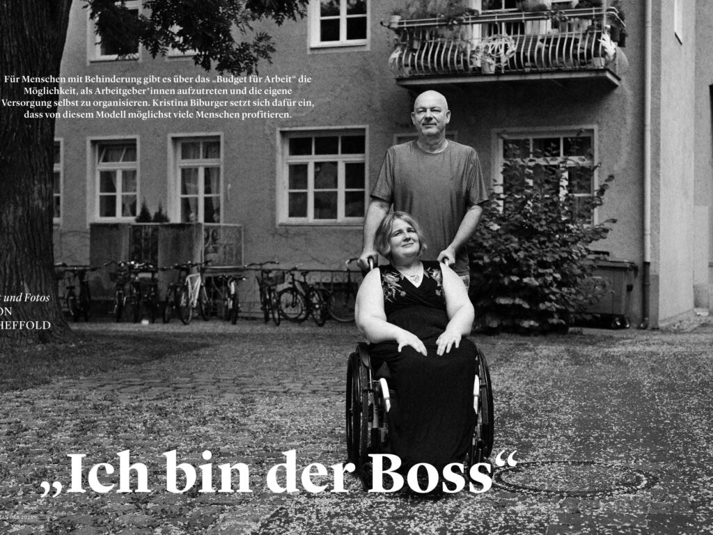 Frau Biburger mit ihrem Assistenten im Innenhof