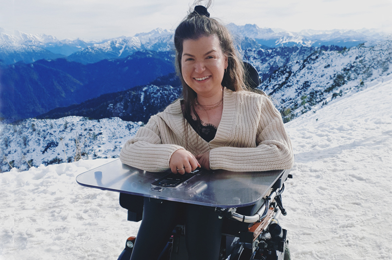 Frau im E-Rollt in einer Winterlandschaft