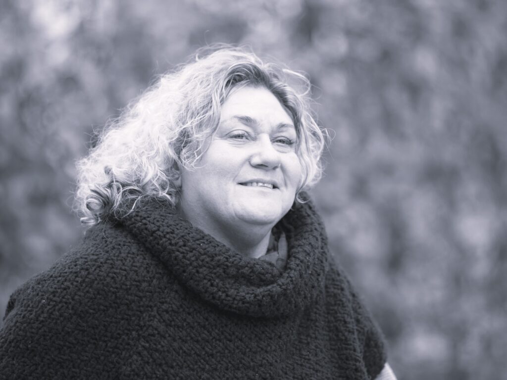 Frau mit Locken
